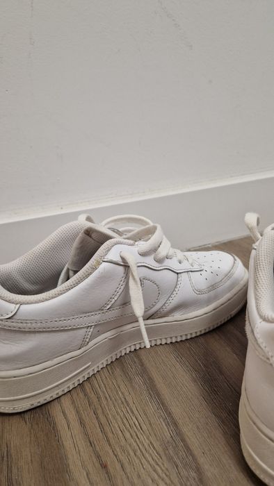 Adidasi albi Nike Air Force