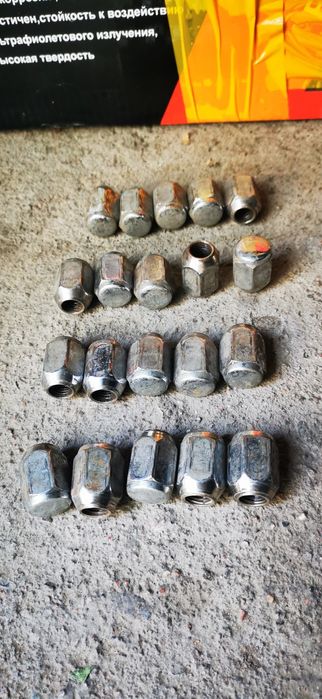 Продам оригинальные гайки