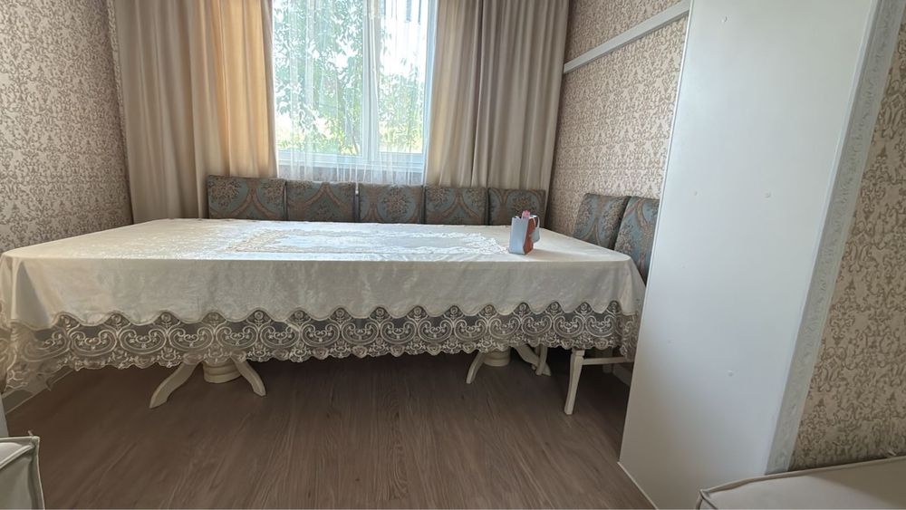 Стол со стульями