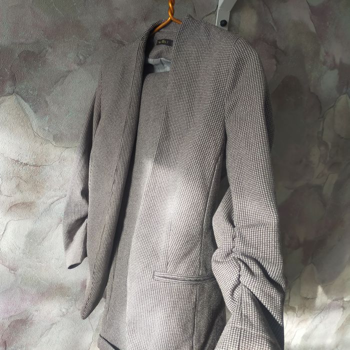 Продам серый брючный костюм