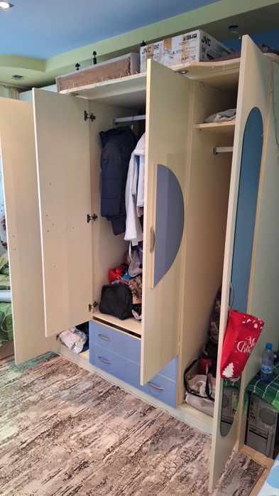 Продавам Гардероб тоалетка и нощни шкафчета