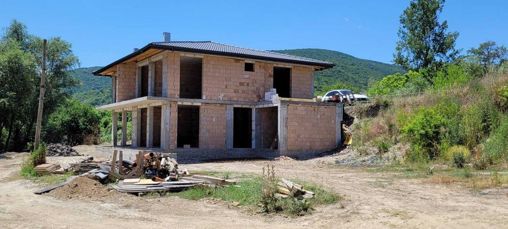ПРОДАВА :Къща новострояща се с. Стража област Търговище