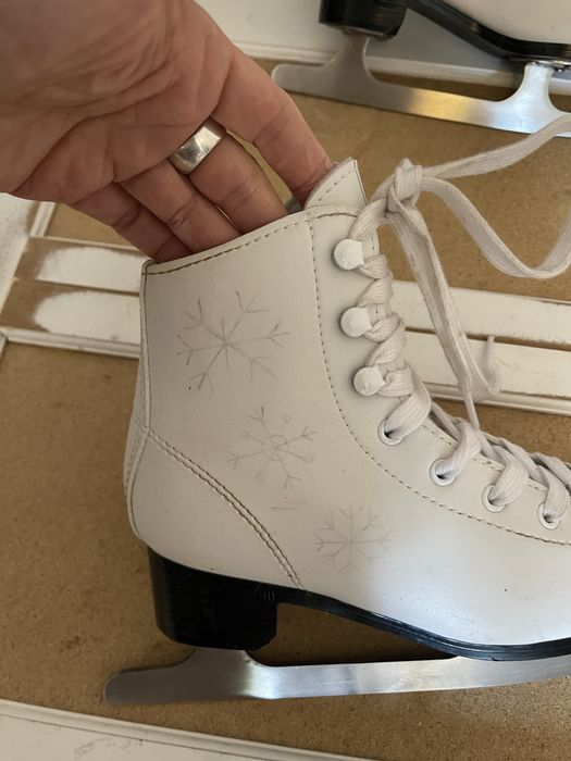 Кънки за лед подходящи за крак 31/32. Обувани 2 пъти , като нови!