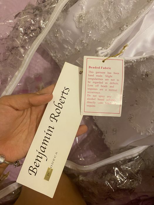 rochie de mireasa alba cu trena extensibila