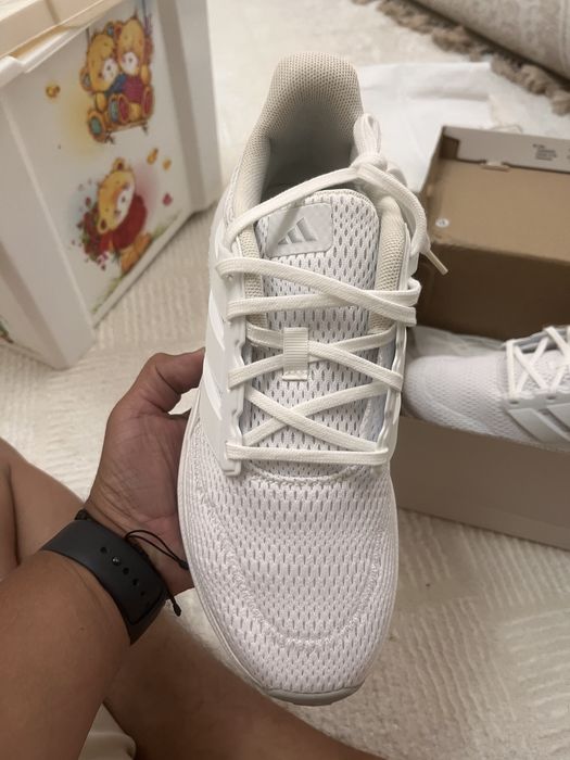 Продам новые кроссовки Adidas
