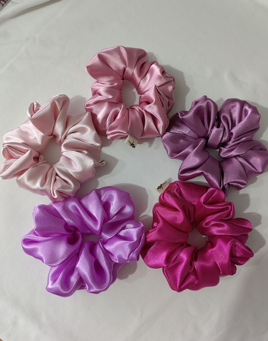 Скрънчи, дантела и сатен