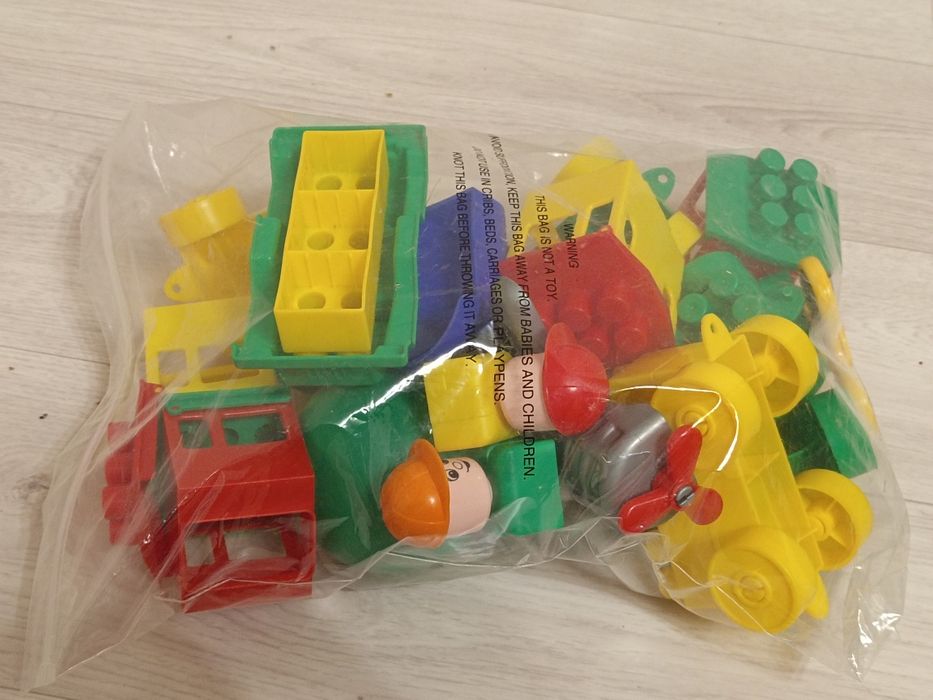 Набор игрушек на фото