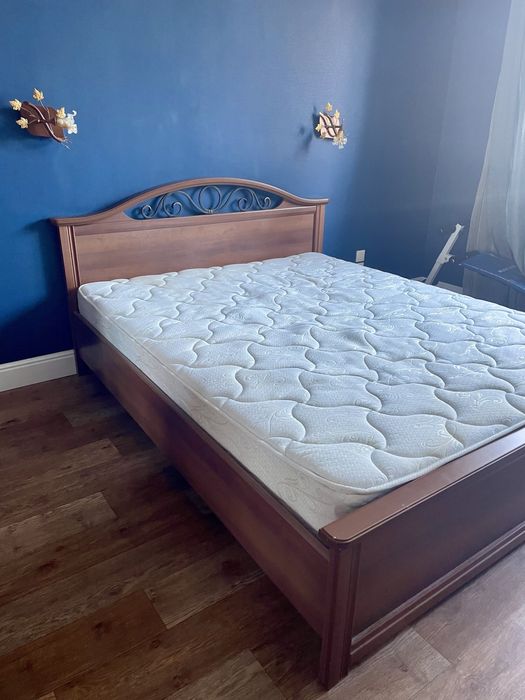 Продам кровать двуспальную.