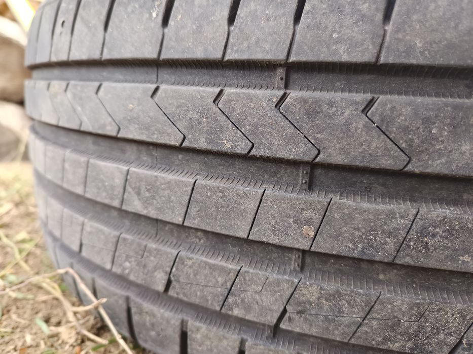 Vând 3 anvelope arată ca noi