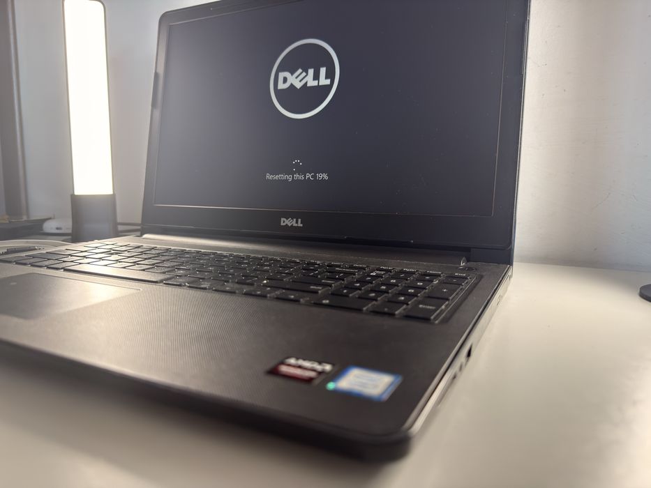 Laptop Dell i5, 8GB RAM, Full HD – ideal pentru școală și uz zilnic