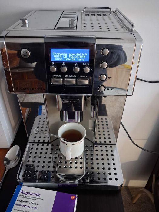 Vând expresor Delonghi aproape nou recent adus