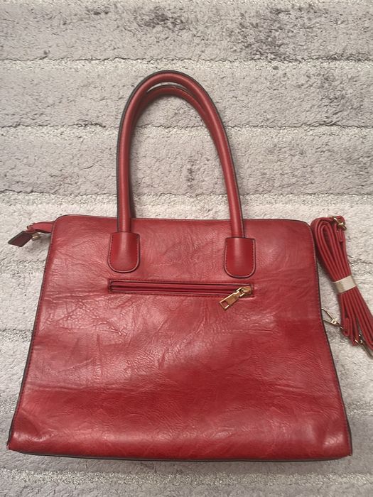 Дамска чанта с твърди дръжки