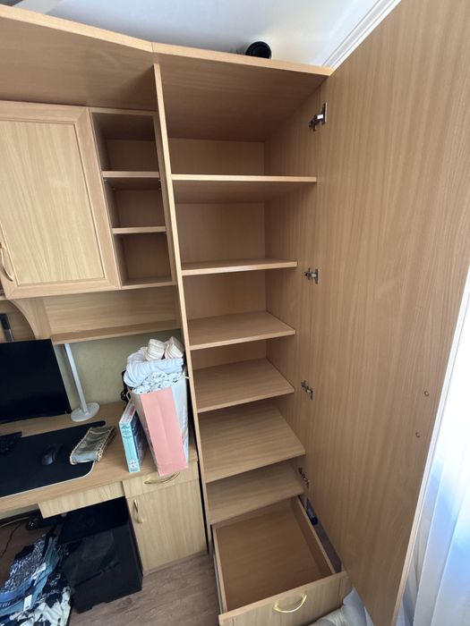 Стенка со шкафами и столом