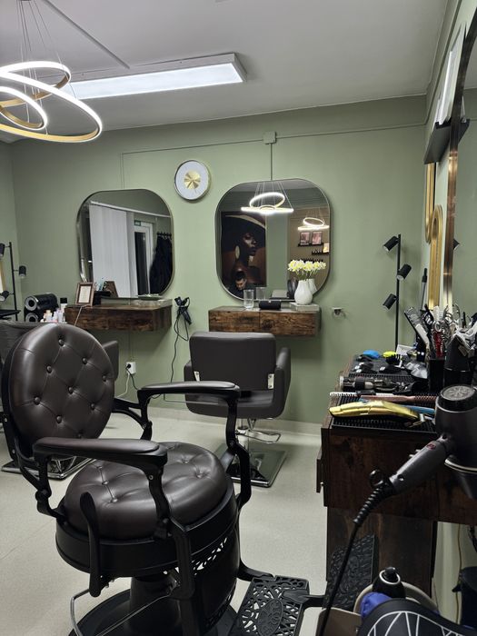 Cautam FRIZER si MAKE-UP artist