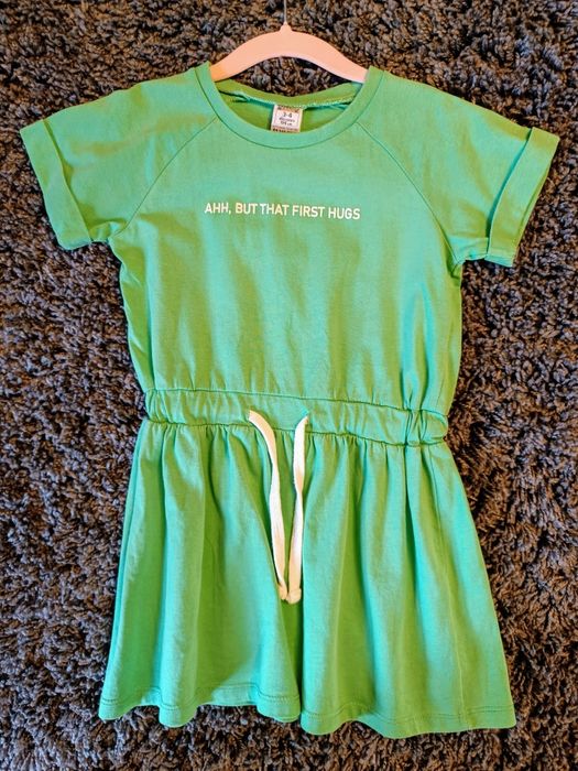 Rochiță de vară comodă și confortabilă pentru fetițe de culoare verde.