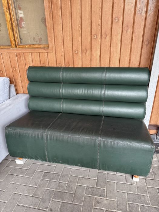 Кожанный диван зеленый