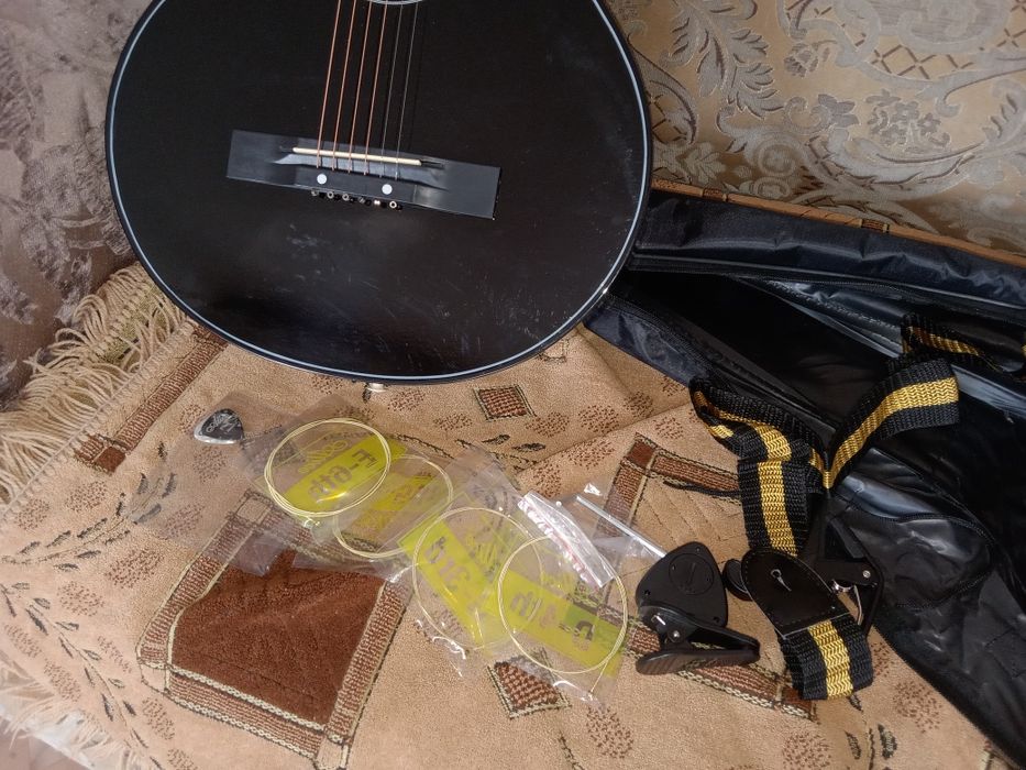 Продам гитару  совсем новая