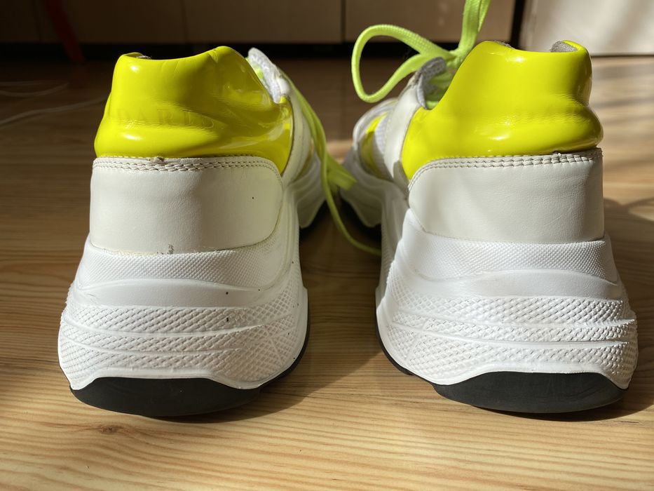 Бели маратонки на Дарис, 39 номер