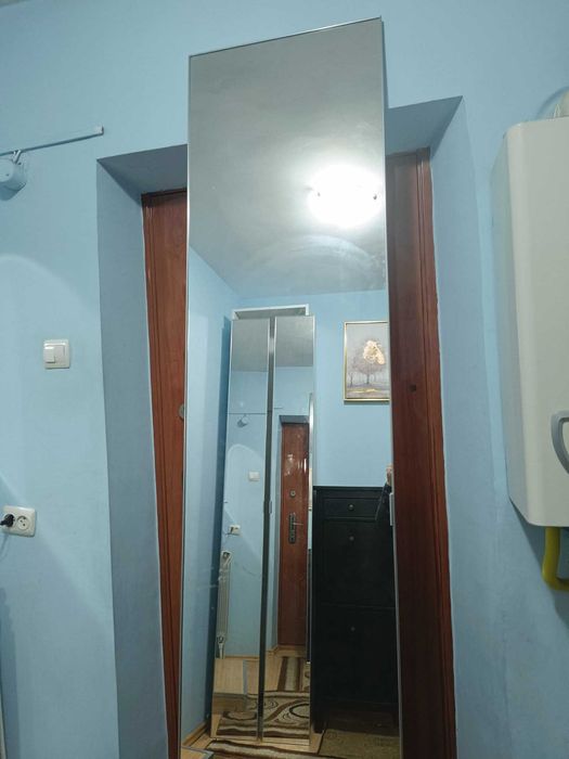 Vad mobilier . Dulap usi cu oglinzi . Alte  doua usi cu oglinda