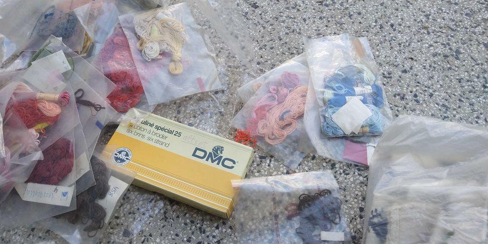 Чилета конци Мулине DMC  и бродерии  неизползувани