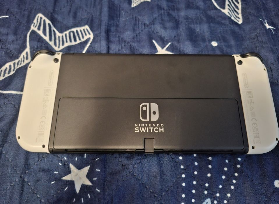 Nintendo Switch OLED в отличном состоянии.