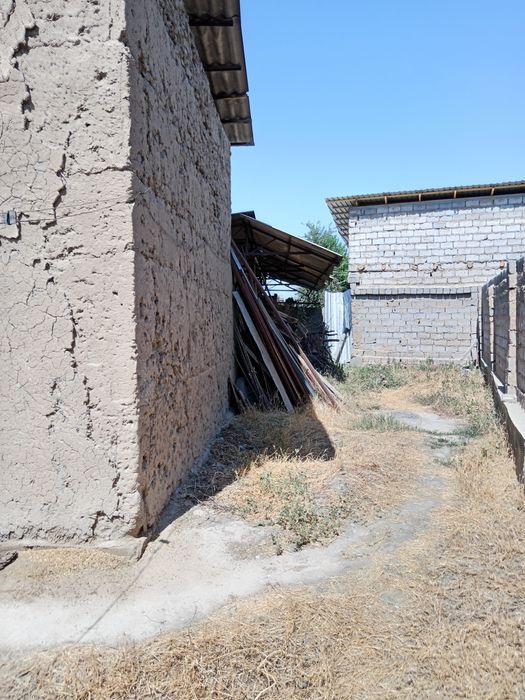 Ер сотилади 8 сотих, мол хона хаммом бор. 2 хонадон қурилишига тайёр