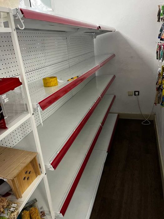 Почти нови търговски стелажи - остров