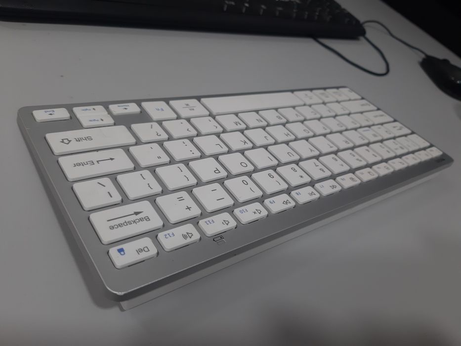 Klavyatura sotiladi.