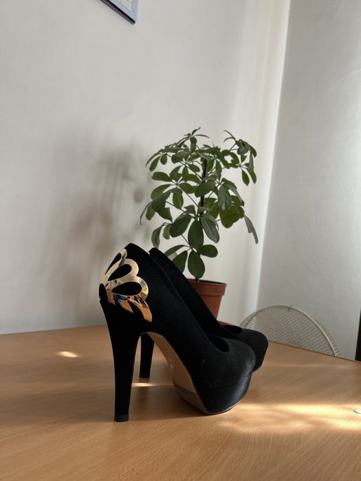 Туфли черные на каблуке