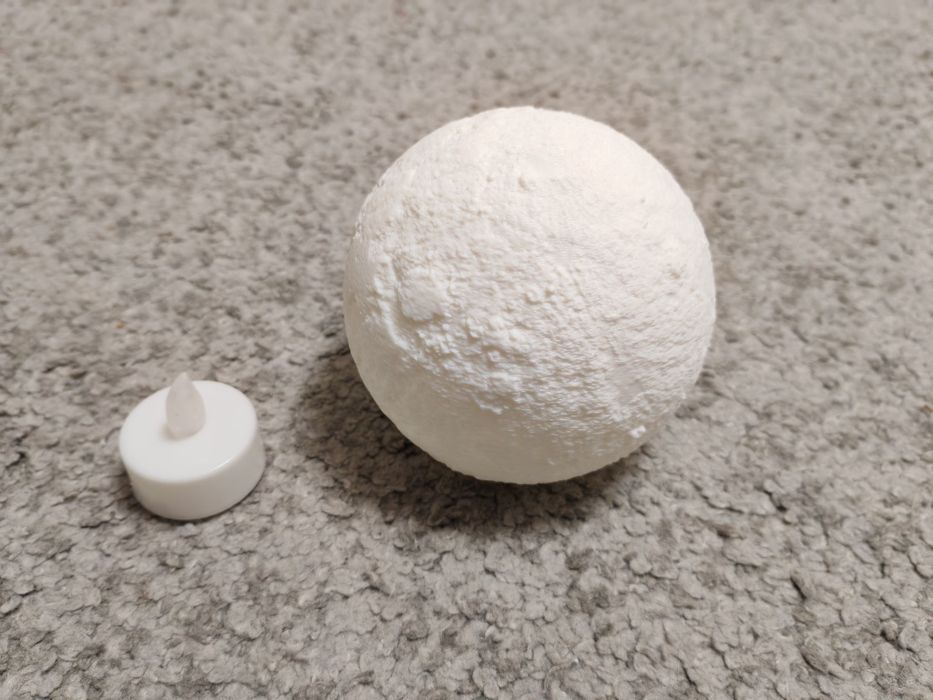 Lampa de noapte Luna, model realist