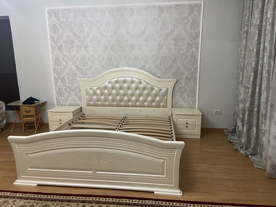 Спальня кровать с тумбочками