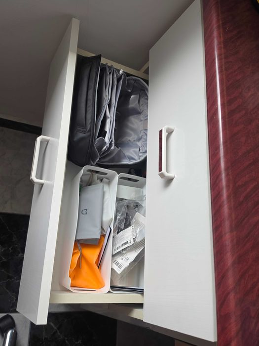 O comodă albă elegantă, cu blat în culori contrastante