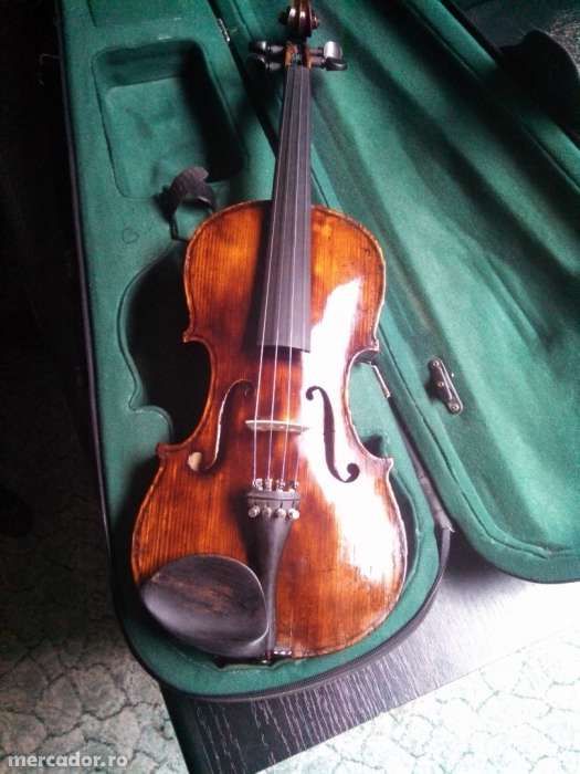 Vând vioară 4/4, veche, 100ani, Germania, model Stradivarius 1723