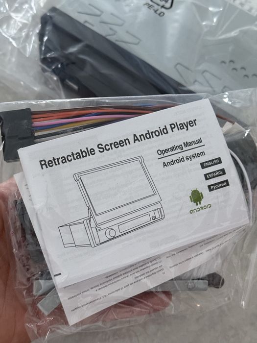 Navigație Auto 1DIN cu ecran retractabil Android și camera retur