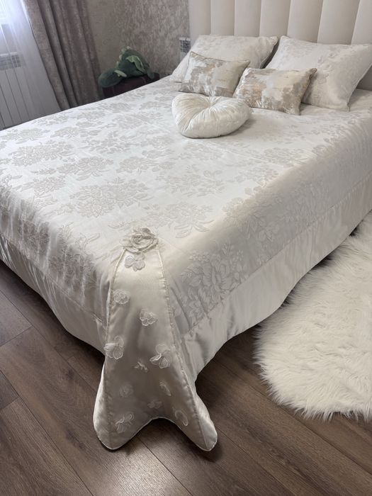 Кровать и покрывало