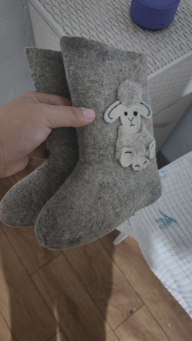 Продам 2 пары валенкок. На 2-4 года
