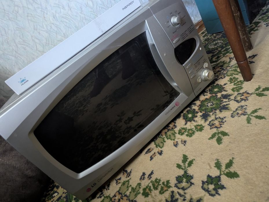 Продам на запчасти микроволновку