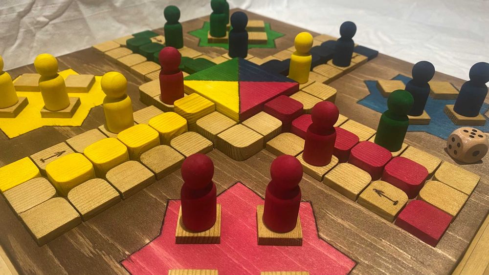 Продавам дървена игра 3 в 1, Не се сърди човече, дама и табла. Нова.