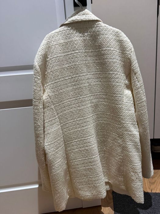 Женский ақ пиджак сатылады.