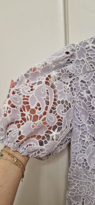 Рокля в нежно лилав цвят и бяла дантела