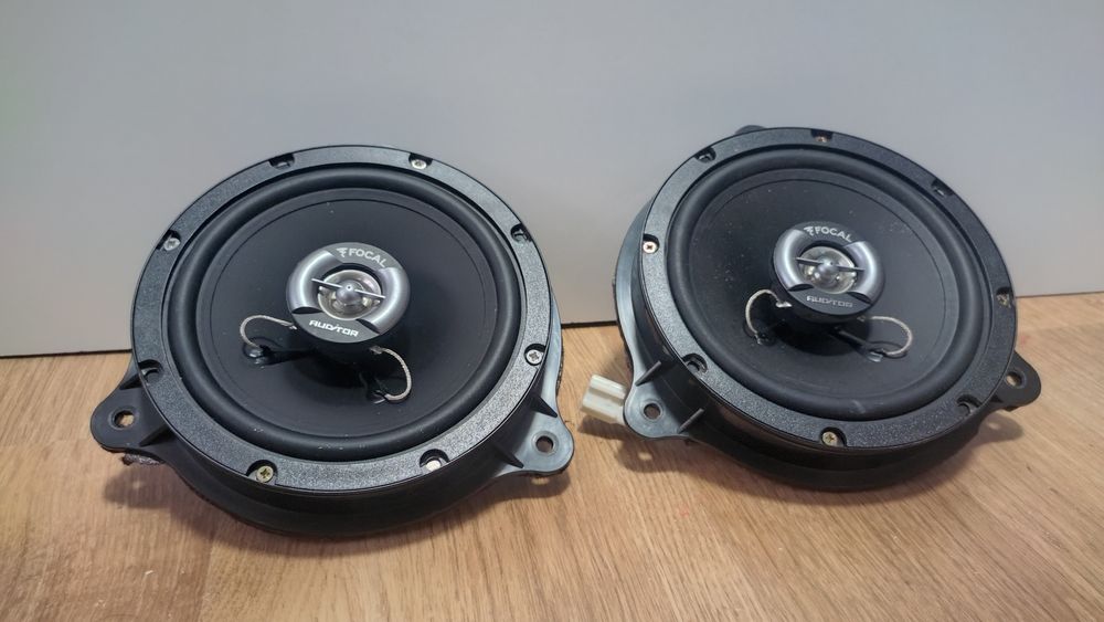 Set audio Dacia Sandero cu difuzoare Focal