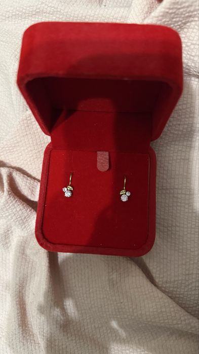 Продам золотые серьги