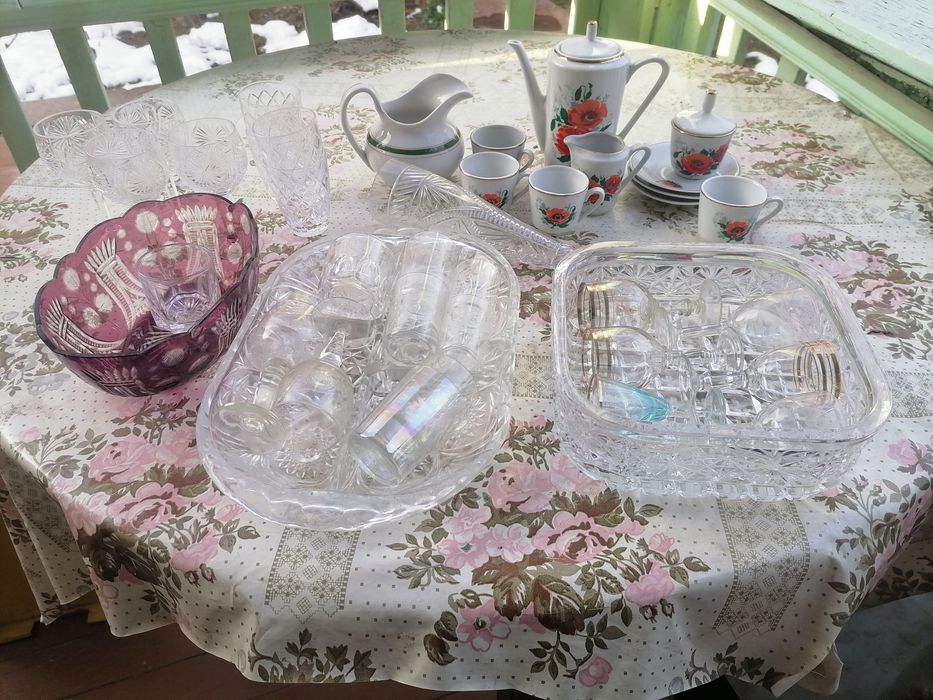 Посуда и принадлежности  столовые