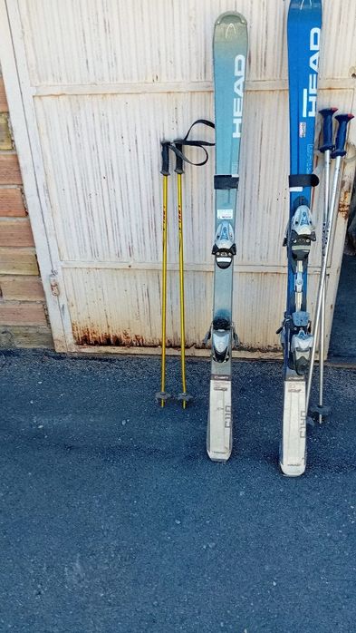 Два чифта ски head с щеките за подпиране