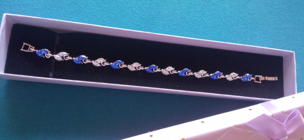 Елегантна, нова сребърна гривна в кутия.