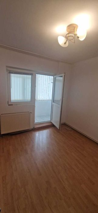 De vanzare apartament 3 camere decomandat