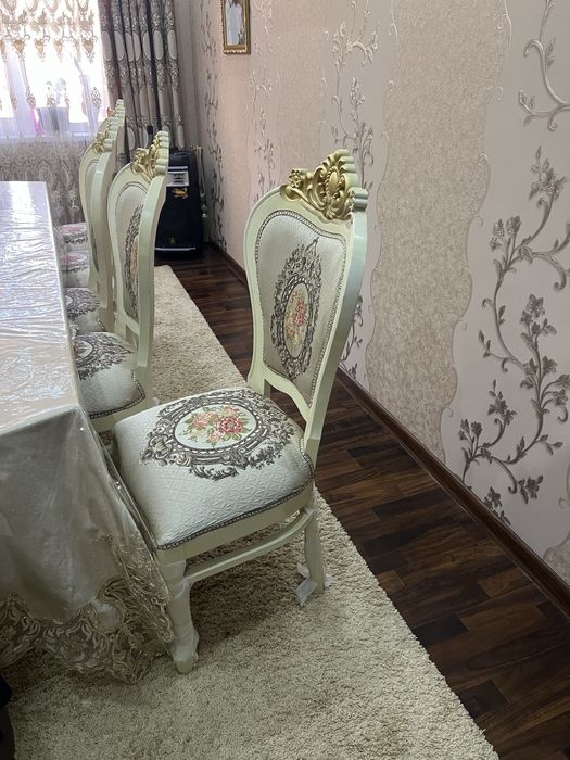 Продаю стол стулья