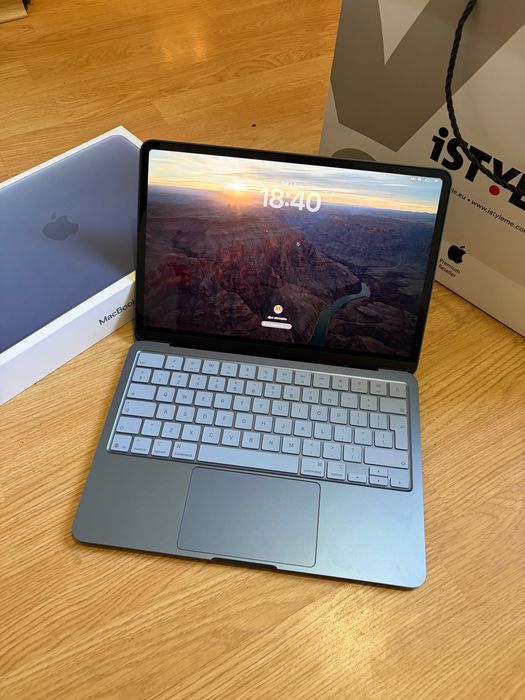 MacBook – 256GB, цвят индиго, само на 27 цикъла (Купуван от iStyle)
