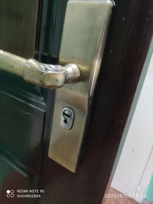 Eshik srochna sotiladi