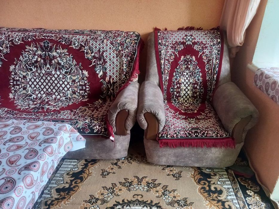 Divan va stol sotiladi